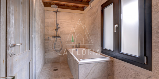 UNDER OFFER / CHALET FALCON - CHAMONIX MONT BLANC