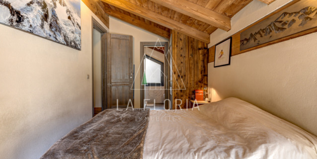 UNDER OFFER / CHALET FALCON - CHAMONIX MONT BLANC